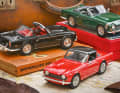 In Schwarz und Rot baut Schuco den TR5 mit Surrey-Verdeck, in klassischem Grün den TR250 als Resinemodell in 1:18