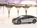 Der Mercedes EQS von NZG in 1:18 parkt vor einem Modell des Elytra Filament Pavilions ...