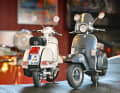 Mit zurückhaltender Farbwahl in den Tönen Weiß und Grau unterstreicht Schuco die klassische Eleganz der beiden neuen Ausgaben seines Piaggio-Motorrollers in 1:10