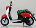 Die runde Grundform seines Rollers im Retro-Design kombiniert Yamaha mit Zweifarbigkeit. Die macht auch der 1:12-Kit ab Mai möglich. ] Foto: Werk