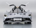 Die extrem zerklüftete Karosserie des Aston Martin Valkyrie tri!t Maisto/Bauer in 1:18 perfekt.