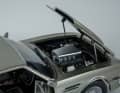 Das 1:18-Coupé in Vantage-Silver zeigt hier die perfekte Motordetaillierung im Bild ]Photographer: model-universe.com