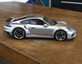 Den Porsche 911 (992) „remastered“ mit Karo-Interieur bauen Minimax/Spark und Minichamps in 1:18 und 1:43 nach