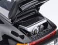 Das Composite-Modell von Autoart glänzt mit hervorragenden Details. Hier ist der Motor des Boxer-Turbo zu sehen. ] Foto: Werk