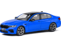 Der BMW M5 der Generation F90 für die blauen Stunden ist bei Solido in der schrillen Farbe Vodoo Blue lackiert, was eine magische Anziehungskraft garantiert