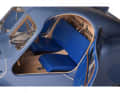 Der Großbausatz ahmt die luxuriösen Finessen des sündhaft teuren Original-Bugatti auf bewunderswerte Art mit Sitzen in Blau und einem originalgetreuen Koffersatz nach.
