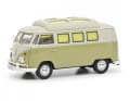 Der Volkswagen T1 als Wohnmobil rollt zweifarbig und mit Aufstelldach zu den Sammlern