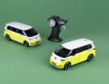 Der VW ID. Buzz kommt von Maisto gleich doppelt in 1:24: als Die-Cast-Modell und in funkferngesteuerter Version