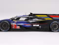 Die Seitenansicht zeigt dagegen den 1:18-Cadillac, wie er in Le Mans 2023 als Dritter durch das Ziel fuhr
