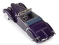 Aus dieser Perspektive des blauen, offenen Modells ist die luxuriös nachgezeichnete Inneneinrichtung der Delage-Miniatur von Esval in 1:43 gut zu erkennen