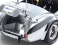 Der verkleinerte Power-Roadster hat bewegliche Türen und Hauben. Die Vorderräder der AC Cobra 427 S/C lassen sich originalgetreu lenken. ] Foto: Werk