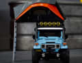 In der Frontansicht könnte sich der Eindruck durchsetzen, dass der Toyota bei diesem Produkt fast die Nebensache ist. Stimmt aber nicht! ] Foto: Hot Wheels