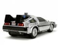 Das silberne Modell des DeLorean geizt auch in der Heckansicht nicht mit gelungenen Finessen