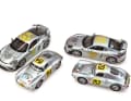 Die Startnummer 152 von Minichamps und Spark in 1:43 sowie Sparks 1:18er posieren auf dem passenden Originalposter der Carrera Panamericana (von links)