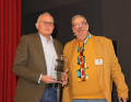 Heinz Engstfeld (links) von Glow2B gewann mit dem Porsche 928 von Heller als 1:43-Kit