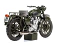 Auch in der Heckansicht ist die Verschmutzung der Triumph TR6 Trophy in 1:12 gut zu erkennen