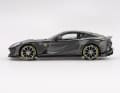 Bereits im Juli erweitert der Ferrari 812 Competizione das Programm. Das 1:64-Modell ist in Grigio Competizione lackiert und zeigt perfekte Kohlefaserteile. ] Foto: Werk
