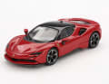 Das 1:64-Trio komplettiert der Ferrari SF90 in Rosso Corsa. Durch die Heckscheibe sind sogar Finessen des Motors dieses Hybrid-Coupés deutlich zu erkennen. ] Foto: Werk