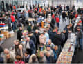 Volle Hütte: Seit drei Jahrzehnten füllt die Modellautobörse im Audi Forum Ingolstadt die riesige Übergabehalle mit Besuchern. Das ist ein Top-Event! ] Foto: Nerb