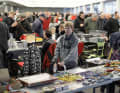 Modellauto-Familien trifft der interessierte Besucher in Ingolstadt meist auf beiden Seiten des Tisches. Denn das Hobby zieht sich erfolgreich durch Generationen.] Foto: Nerb