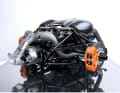 Der Modellauto-Hersteller Fronti-Art montiert seinen 1:4-Motor der Koenigsegg One:1 auf einer hochwertigen Platte, die eine Karbonstruktur zeigt ] Foto: Werk