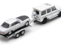 Beim Mercedes-Set in H0 kombinieren die Franken ein weißes G-Modell von Mercedes mit einem tandemachsigen Transportanhänger, auf dem ein 450 SLC in Silber mit schwarzer Motorhaube parkt ] Foto: Werk