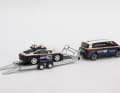 Auch die Extras stimmen: Der 1:64-Trailer besitzt schon die passenden Auffahrrampen und der Porsche 911 Dakar hat Racing-Gepäck für die Wüste auf dem Dach. ] Foto: Mini GT