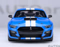 Die Kunststoffkarosserie des Composite-Modells von Autoart in 1:18 ist satt in Grabber Blue lackiert, die doppelten Längsstreifen makellos aufgebracht ] Foto: Werk