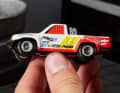 Auf die Außenhaut dieses etwas anderen Toyota Hilux aus Zinkdruckguss sind zahlreiche "Hot-Wheels"-Embleme aufgedruckt ] Foto: Werk