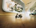 Bei der Modellauto-Ausstellung sind in Einbeck auch Zweiräder en miniature zu sehen. Wie die hier abgebildete Hoffmann-Vespa, zu der es im PS.Speicher selbstverständlich auch das passende Original gibt. ] Foto: PS.Speicher
