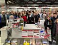Dieses Bild aus dem letzten Jahr zeigt, wie bunt gemischt das Publikum bei der Hausmesse vom Modellbahn-Center Hünerbein aus Aachen ist ] Foto: Werk