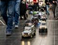 Die Parade der funkferngesteuerten Miniaturen bringt das Thema Dynamik überzeugend ins Spiel