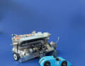 Neben dem bereits montierten 1:8-Motor parkt zum stilechten Größenvergleich ein Bugatti T32 als Verkleinerung in 1:43