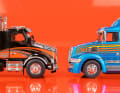 Egal ob Kenworth (links) oder Western Star – Ixo kann spektakuläre Haubenlaster im Maßstab 1:43 und aus Die Cast
