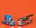Der Western Star von Ixo (links) zeigt ausgefeilte Aerodynamik, der Kenworth punktet mit dem riesigen Wrecker-Aufbau