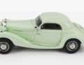 In der Seitenansicht ist hier das grüne Coupé des 320N von Kess in 1:43 zu sehen