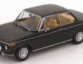 Auch der schwarze BMW 2002 tii hat LM-Felgen und dazu hellbraune Sitze  Foto: Werk