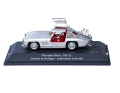 Das Die-Cast-Modell des Mercedes-Benz 300 SL Flügeltürers von Schuco hat bewegliche Türen und als Extra einen Weihnachtsmann als Piloten an Bord. ] Foto: Werk