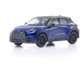 Mutig, mutig: Hier ist das 1:43-Modell des Lexus LBX Morizo RR in Heat Blue mit schwarzem Dach zu sehen ] Foto: Kyosho