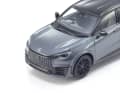 Auch am Modell in Graphite Black kann der Sammler den fein geriffelten Grill und die durchbrochenen LM-Felgen erkennen ] Foto: Kyosho
