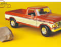 Die Zweifarbenlackierung des Pick-ups putzt den Oldtimer von Ford als 1:18er von Maisto mächtig heraus