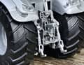 Mit dem Deutz-Fahr 8280 TTV steht bei Schuco in 1:32 ein ech-ter High-End-Traktor der neuesten Generation auf der Agenda