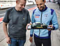 Lieblingsmodell ist der Benetton (ganz links) in 1:8, Rolfo (daneben) in 1:18, unten mit Pilot Felipe Laser in der Boxengasse