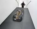 Adrian Franosch, zurzeit Werkstudent im Unternehmensarchiv, bewundert das 1:3- Windkanalmodell des Porsche 911 GT1 ’98 mit Karbonstruktur