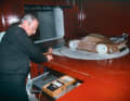 Norbert Singer, Entwicklungs- Legende bei Porsche, im Windkanal bei der Arbeit an der Aerodynamik eines der 1:3-Modelle