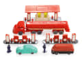Der Henschel HS 190 Bimot Supertankwagen mit passender Esso-Tankstelle und zeitgenössischen H0-Miniaturen aus dem Hause Wiking