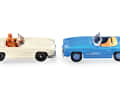 Links der klassische Roadster mit Figuren, rechts das revitalisierte Modell von Wiking im Blau der Neuheitenauslieferung