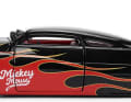 Mickey Mouse fährt auch in 1:24 keinen Mercury-Oldtimer von der Stange. Das macht die Seitenansicht des tiefergelegten Zweitürers von Jada Toys deutlich. ] Foto: Jada Toys