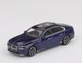 In Tansanitblau geht im Herbst das Die-Cast-Modell des BMW i7 in 1:64 an den Start ] Foto: Mini GT