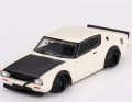 Der Nissan Sykline Kenmeri Liberty Walk trägt Weiß mit schwarzer Motorhaube